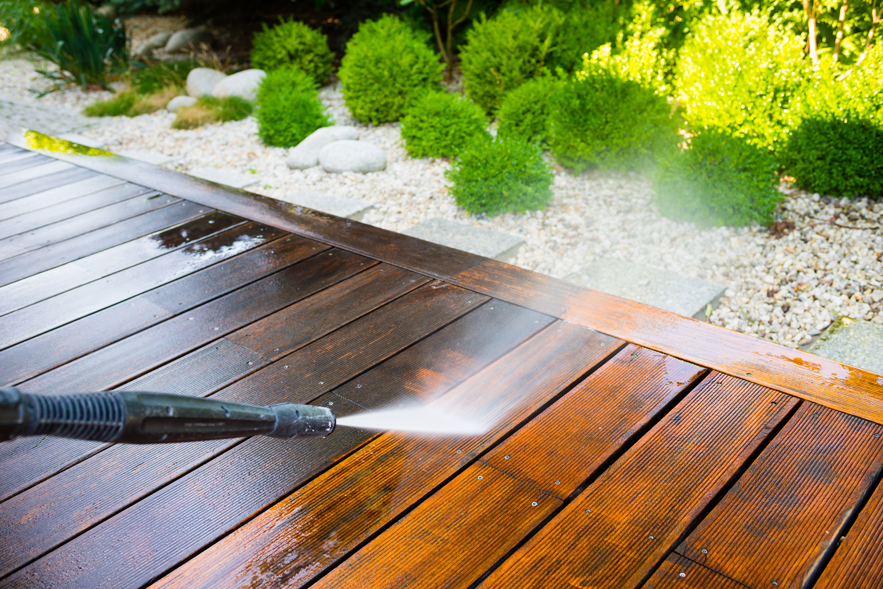 pressure cleanning a wooden deck at high pressure